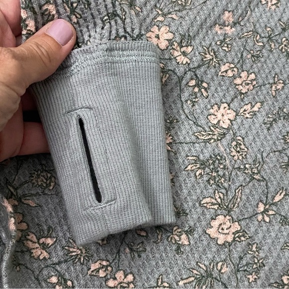 We The Free NWT Gray Waffle Knit Long Sleeve Top Thermal Floral Thumb Holes XS - Picture 9 of 9